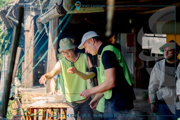 Team Access Advance thực hiện những công đoạn làm bánh tráng