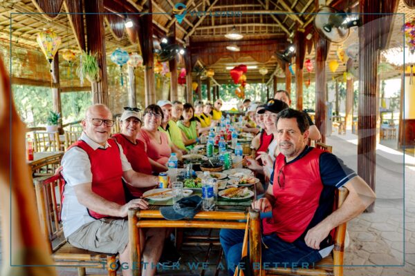 Team Access Advance thưởng thức bữa trưa tại làng rau Trà Quế.